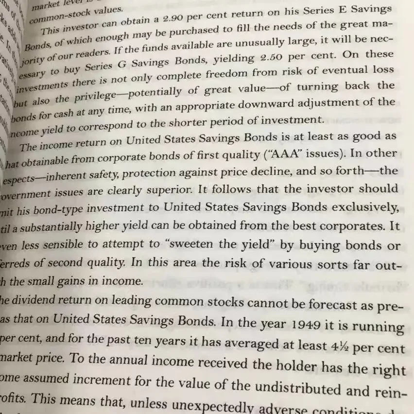 "The Intelligent Investor" מאת בנג'מין גראהם: הספר המוביל על השקעות ערך. למדו כיצד לנהל את הכסף שלכם בחוכמה ולבנות תיק השקעות מצליח.