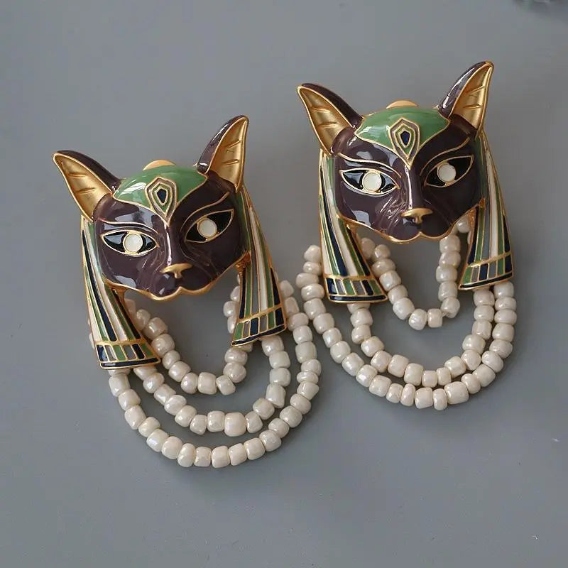 ear clip in the shape of an Egyptian cat